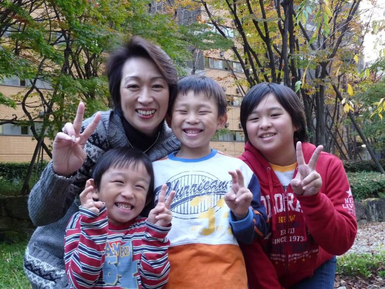 子どもたちと笑顔の橋本聖子