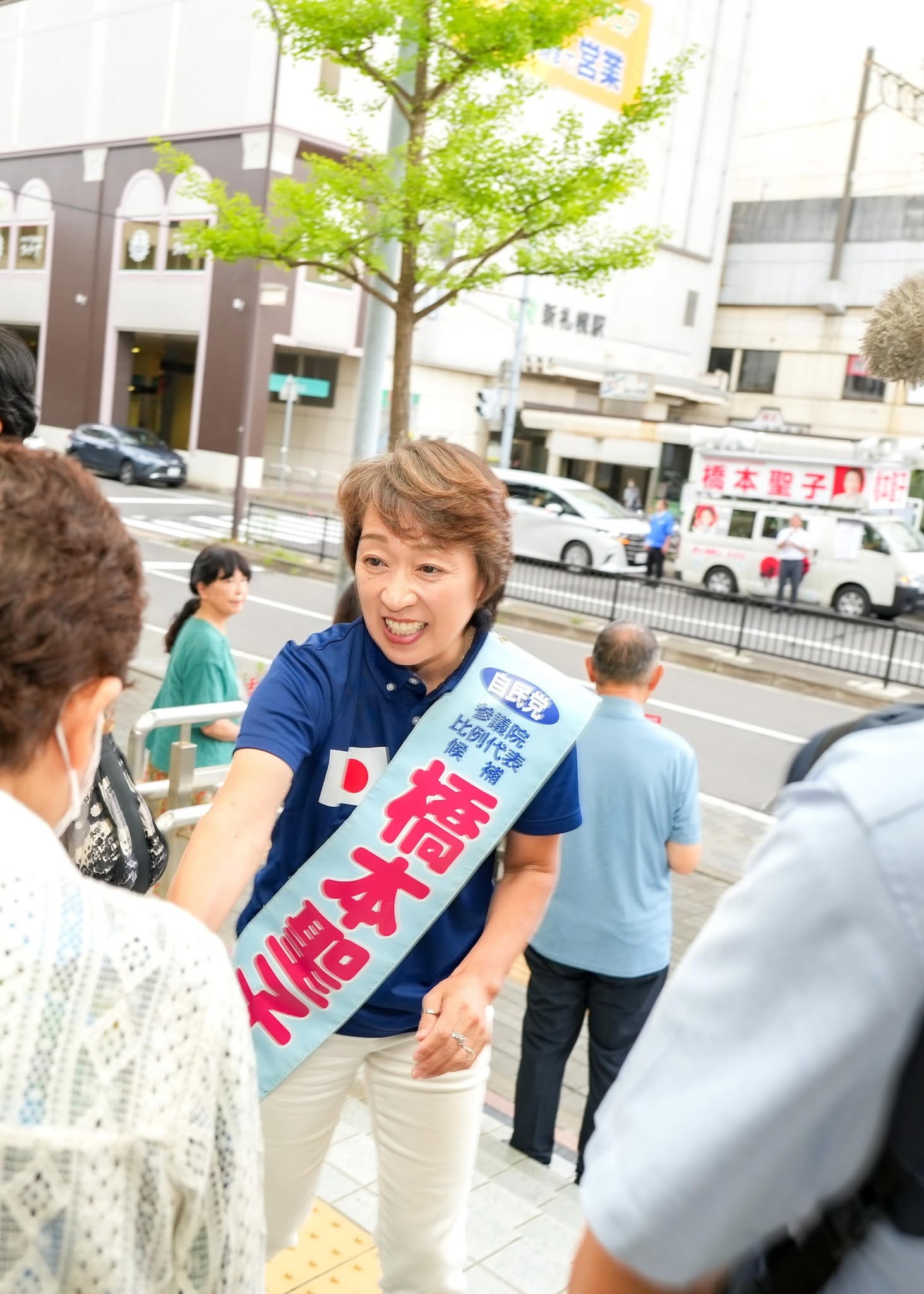 街頭で有権者と握手する橋本聖子