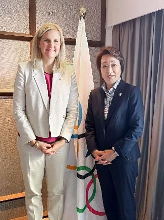 IOC会長と並ぶ橋本聖子