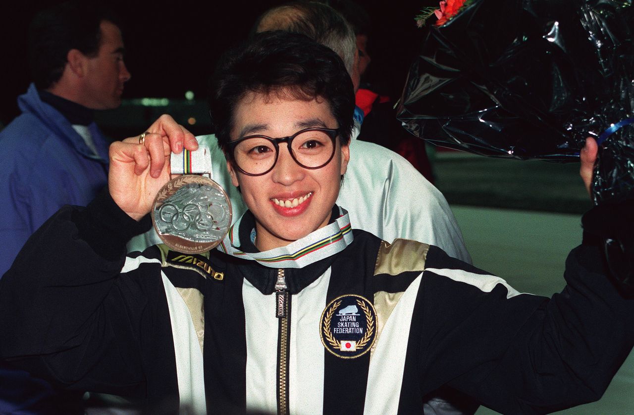 アルベールビル五輪の銅メダルを掲げる橋本聖子